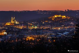 Večerní výhled z Bílé hory na historické centrum Brna (2020)