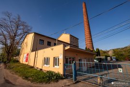 Fabrika s výrazným cihlovým komínem v brněnských Černovicích (2024)
