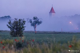 Věž dunajovického kostela v ranní mlze (2020)