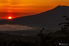 Slunce vykukuje za Děvínem (2020)