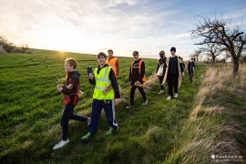 Po projití celé vesnice jde průvod ke sklepům na okraji vesnice (2024)