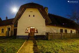 Nádherný starodávný žudrový dům se střechou z maďarského rákosu a zajímavým tvarováním omítky (2020)