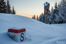 Státní hranice, na jedné straně jsou Moravskoslezské Beskydy, na druhé Turzovská vrchovina. V pozadí Sloup česko-slovenské vzájemnosti. (2018)