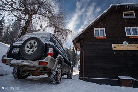 Terénní automobil u horské chaty Sněžná (2018)