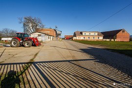 Nový Dvůr Marie - zemědělský areál z Baťovských časů na samotě u Litenčic. Provozovatelem byl Josef Hlavnička, manžel nevlastní sestry Tomáše Bati, Marie. (2019)