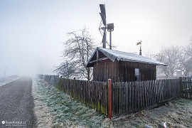 Větrný mlýnek u železniční trati na okraji Šenova (2020)