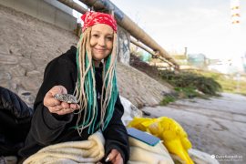 Pouliční umělkyně maluje na kamínky a vkládá do nich svoji pozitivní energii (2024)