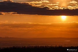 Západ slunce z Visengruntů, v pozadí komíny dukovanské jaderné elektrárny (2020)