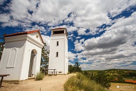 Vrchol Kalvárie s rozhlednou Dalibor nad obcí Zaječí, v pozadí Maják na Přítlucké hoře (2018)