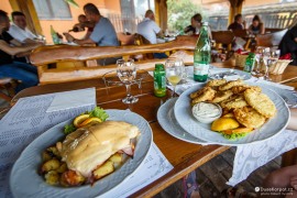 Večeře v baraňské restauraci v Chorvatsku (2021)