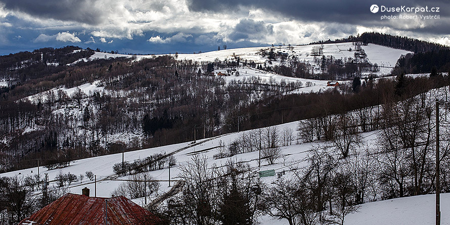 Kopaničářské usedlosti na Vyškovci, v pozadí slovenská hranice