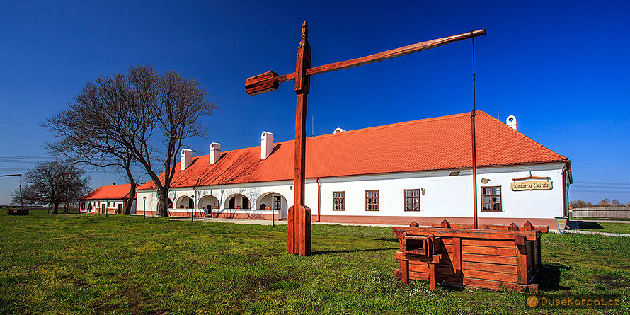 NP Hortobágy - památkově chráněný zájezdní hostinec Kadarcsi Csárda v maďarské Pusztě