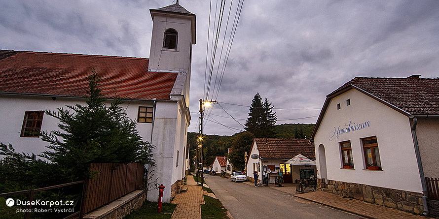 Kostelík a muzeum ve starodávné obci Óbánya uprostřed hor