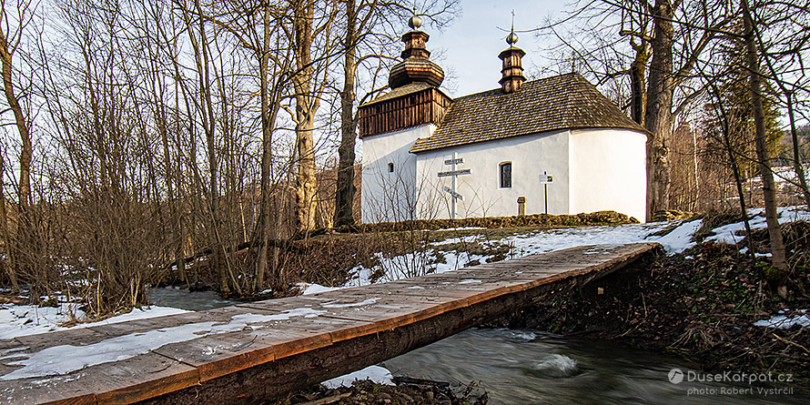 Půvabný kostelík nad horskou říčkou ve vylidněné vsi Bieliczna