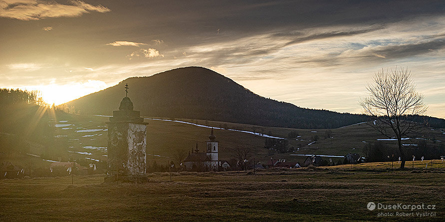 Zádumčivá obec Izby pod výraznou Lackovou. Přemýšlivé barvy tu přichází samy (foto bez barevných korekví).