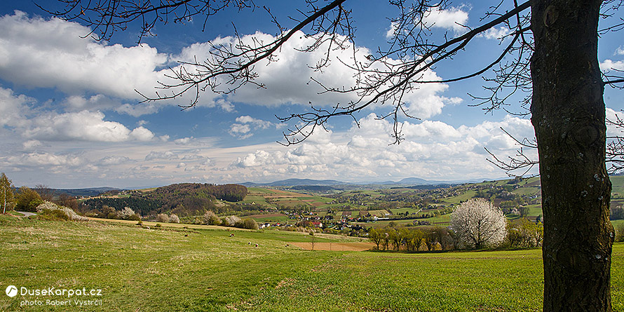 Malebně zvlněná krajina na pomezí pohoří Pogórze Rożnowskie a Pogórze Ciężkowickie