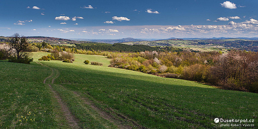Pogórze Przemyskie - pohľad z vrchu Kopystańka ku Kalwarii Pacławskej a ďalej smerom na Ukrajinu