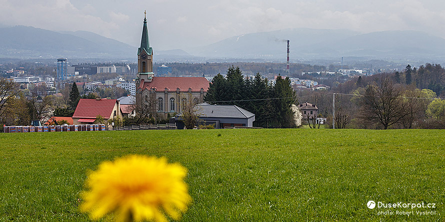 Výhled z návrší Kaplicówka ve Slezském podhůří na město Skočov a Slezské Beskydy