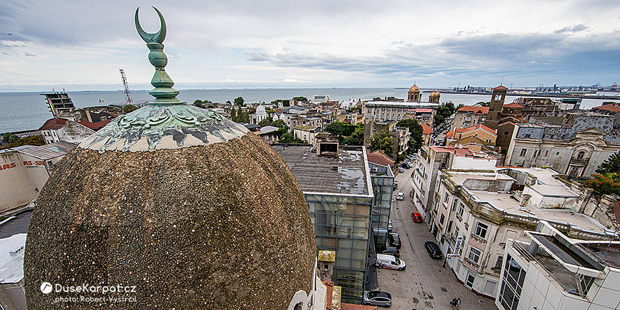 Výhled z minaretu směrem k černomořskému pobřeží a přístavu