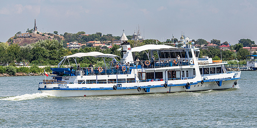 Velká osobní loď Mircești ve městě Tulcea