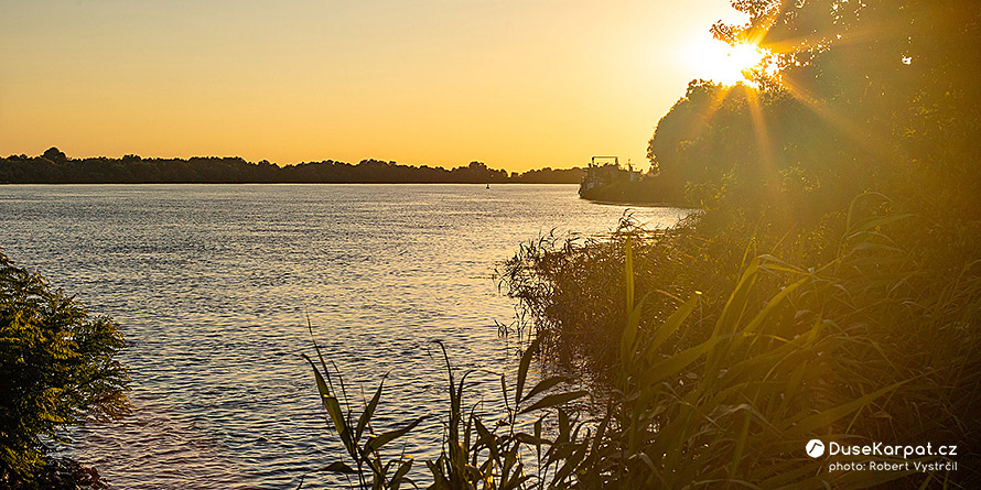 Západ slunce u jednoho z dunajských ramen v deltě Dunaje