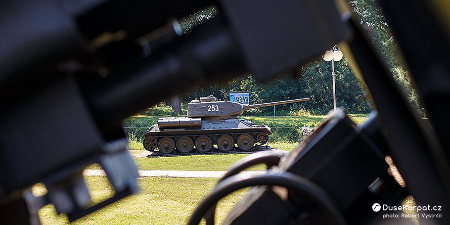 Tank Rudé armády T34 připomínající boje u Kalné nad Hronom (číslo 253 označuje datum osvobození obce, 25. března 1945)