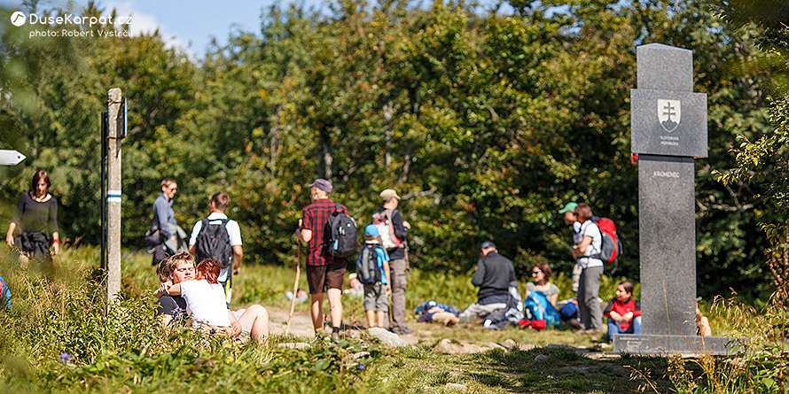 Odpočinek turistů u trojmezí na Kremenci