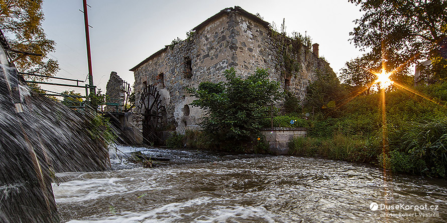 Starodávny vodný mlyn v Mýtnych Ludanoch