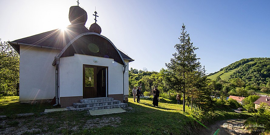 Pravoslavný pop přichází na velikonoční nedělní bohoslužbu v Parihuzovcích