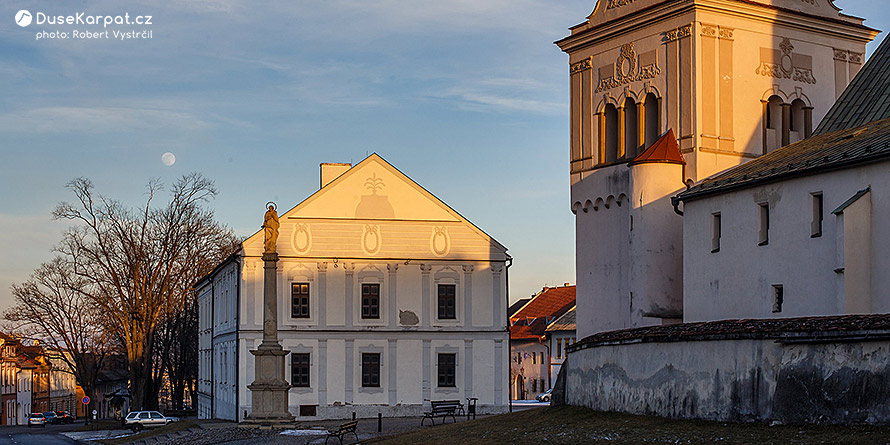 Večerní Spišská Sobota - radnice, mariánský sloup a zvonice