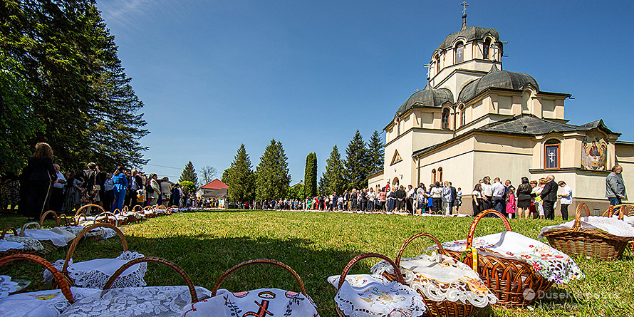 Velikonoční svěcení košíků před pravoslavným kostelem ve Stakčíně