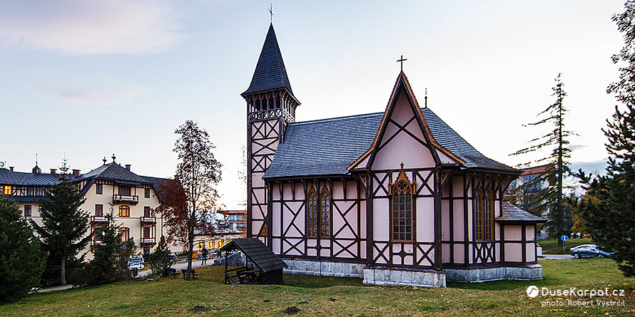 Kostelík s dřevěným zdobením ve Starém Smokovci