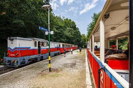 Míjení vlaků ve stanici Hárs-hegy (2021)