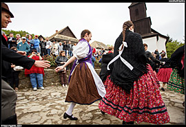 Velikonoce (Húsvét) v Hollókő - polévání dívek vodou (oblévačka, locsolkodás)