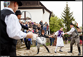 Velikonoce (Húsvét) v Hollókő - polévání dívek vodou (oblévačka, locsolkodás)