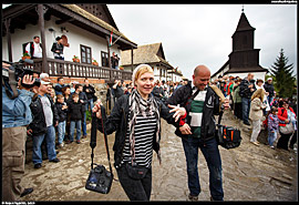 Velikonoční festival (Húsvéti fesztivál) v Hollókő - ani fotografové nemají jistotu sucha