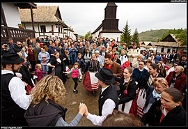 Velikonoční festival (Húsvéti fesztivál) v Hollókő - tancování na návsi