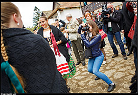 Velikonoční festival (Húsvéti fesztivál) v Hollókő - fotografka zaujala i kameramana