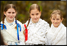 Velikonoční festival (Húsvéti fesztivál) Hollókő - mladé dívky v krojích