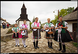 Hollókő - dívky v krojích před kostelem