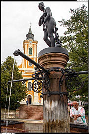 Sátoraljaújhely - kašna před kostelem svatého Štěpána