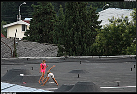 Mladé obyvatelky Alušty pravidelně využívající ke cvičení střechu jednoho z domů