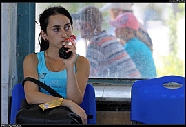 Bachčisaraj (Бахчисарай) - dívka na autobusovém nádraží