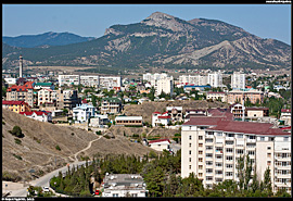 Dominantní hora Mandžil (Манджил, 499 m) nad Sudakem, nazývaná též Aj-Georgij (Ай-Георгий)