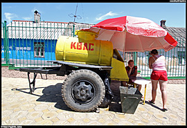 Tiraspol (Тирасполь) - pojízdná prodejna kvasu, typický obrázek východu