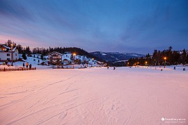 Lyžařská sjezdovka Bílý kříž (Biały Krzyż), souběžně s lyžařským svahem je prostor na bobování a sáňkování (2020)