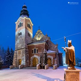 Nový zděný kostel a socha Jana Pavla II. (2024)