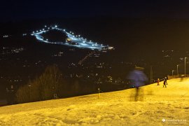 Koziniec-Ski pohledem z protější hory Wysoki Wierch (2024)