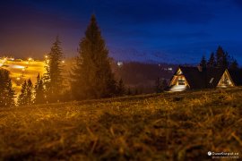 Úplně vlevo Karczma Rusiński Wierch, dále v pozadí polské Tatry, pohled ze svahu nad Kaniówkou (2024)