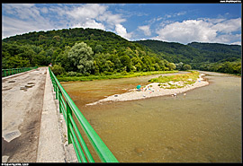 Bieszczady - most přes řeku San poblíž obce Rajskie
